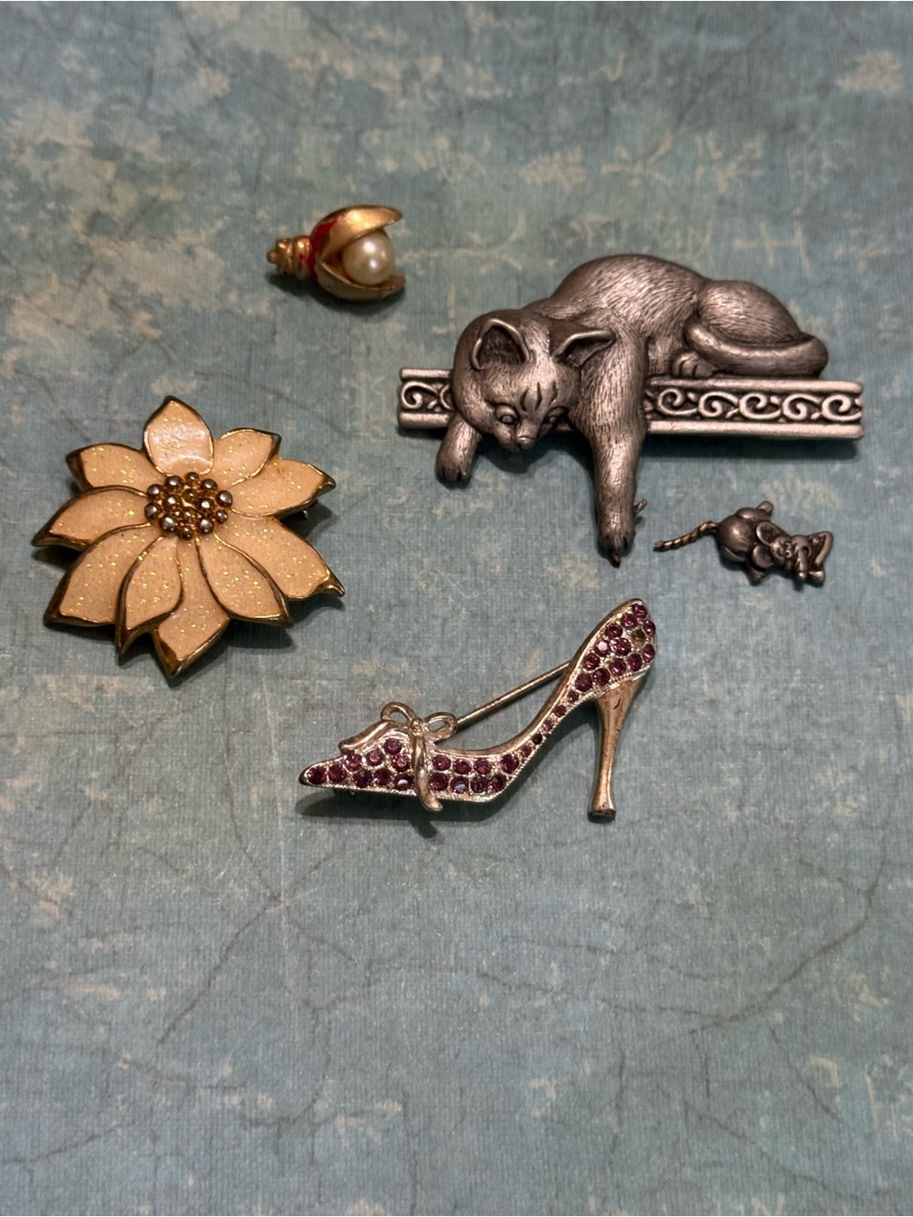 FOUR DAMAGED BROOCHES - Picture 1 of 15